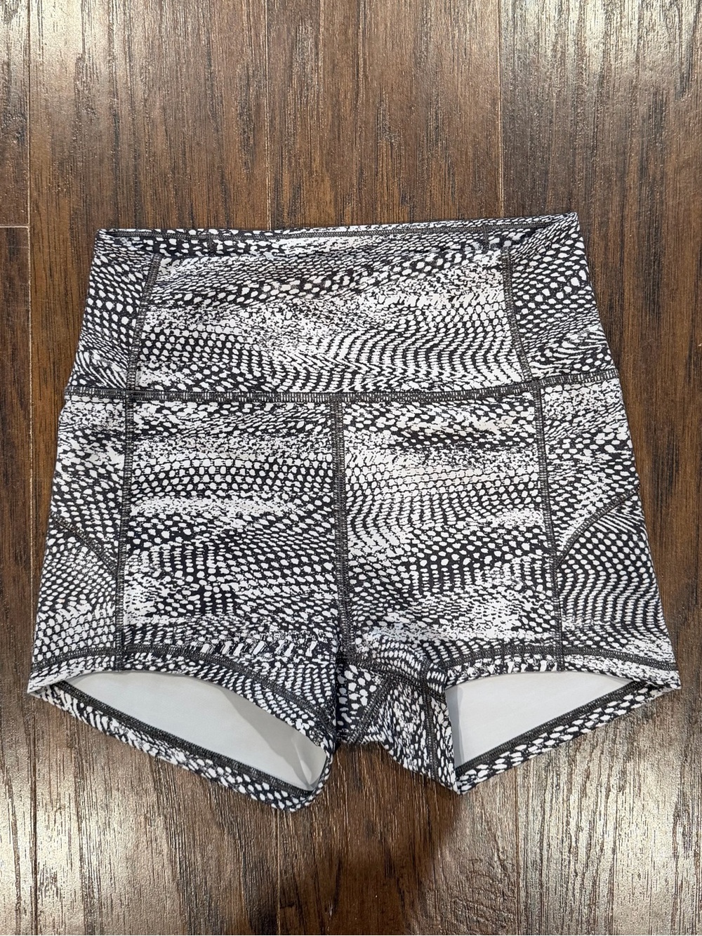 Lululemon Grey Snake Print Women's In Movement Shorts Everlux 2.5" - Size 4 - Picture 2 of 7